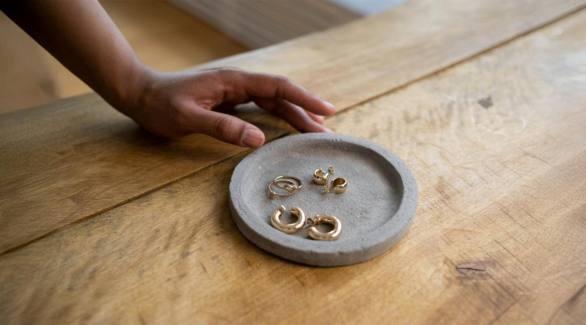 The Fashionista’s Guide to Minimalist Jewelry Styling and Selection - JESCOJES