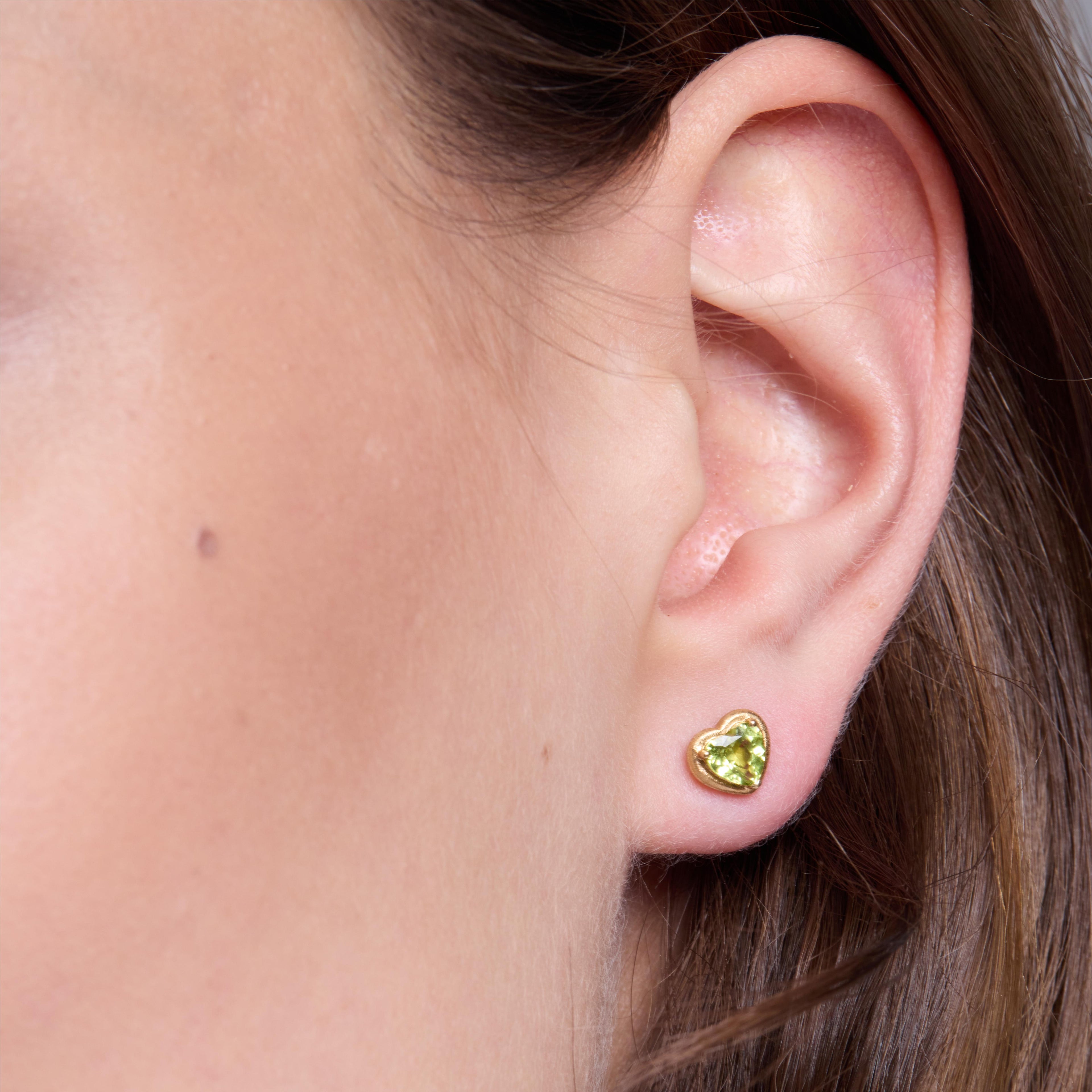 Charismatic Heart Gold Peridot Stud Earrings - JESCOJES