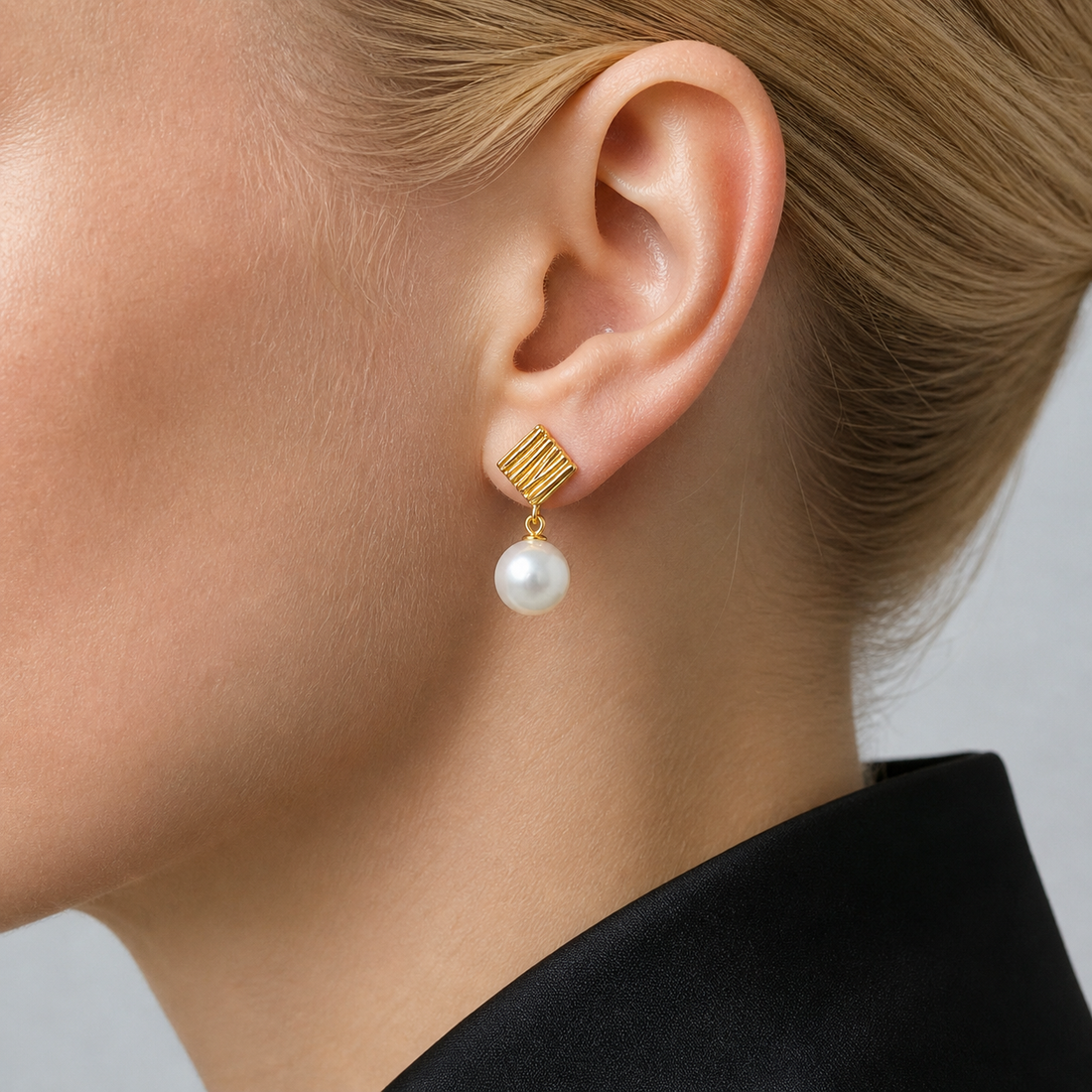 JESCOJES The Carré | Aurora Pearl Earrings - model