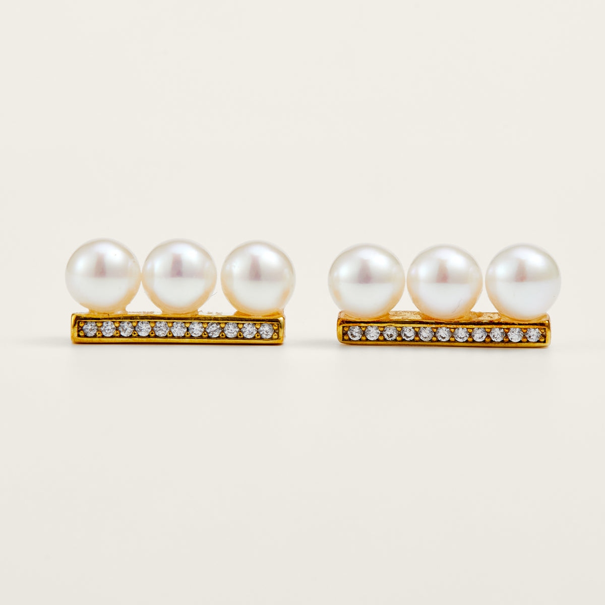 Elegant Pearls Stud Earrings - JESCOJES