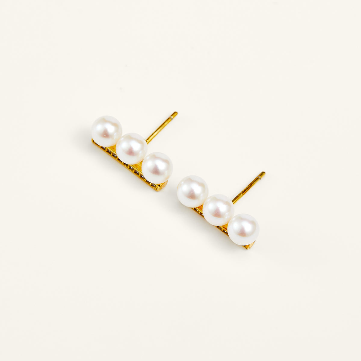 Elegant Pearls Stud Earrings - JESCOJES