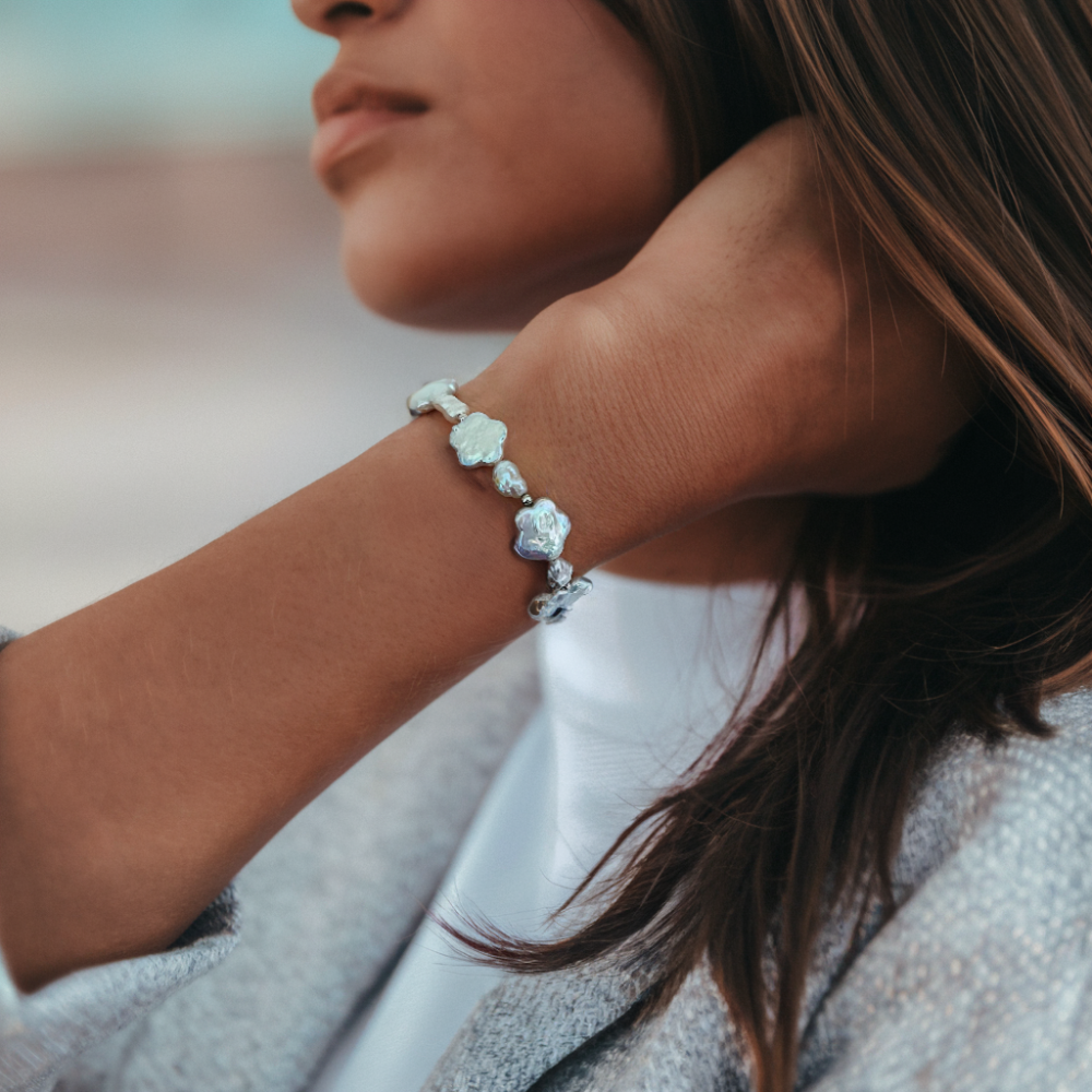 Pflaumenblüten-Armband mit Barockperlen - JESCOJES