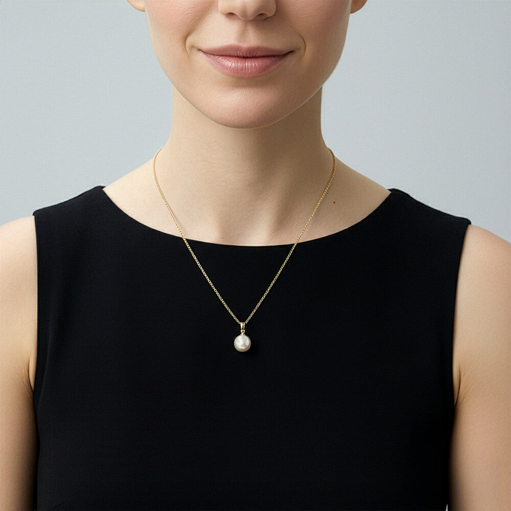 JESCOJES The Aura | 18K Gold Pearl Pendant Necklace - model