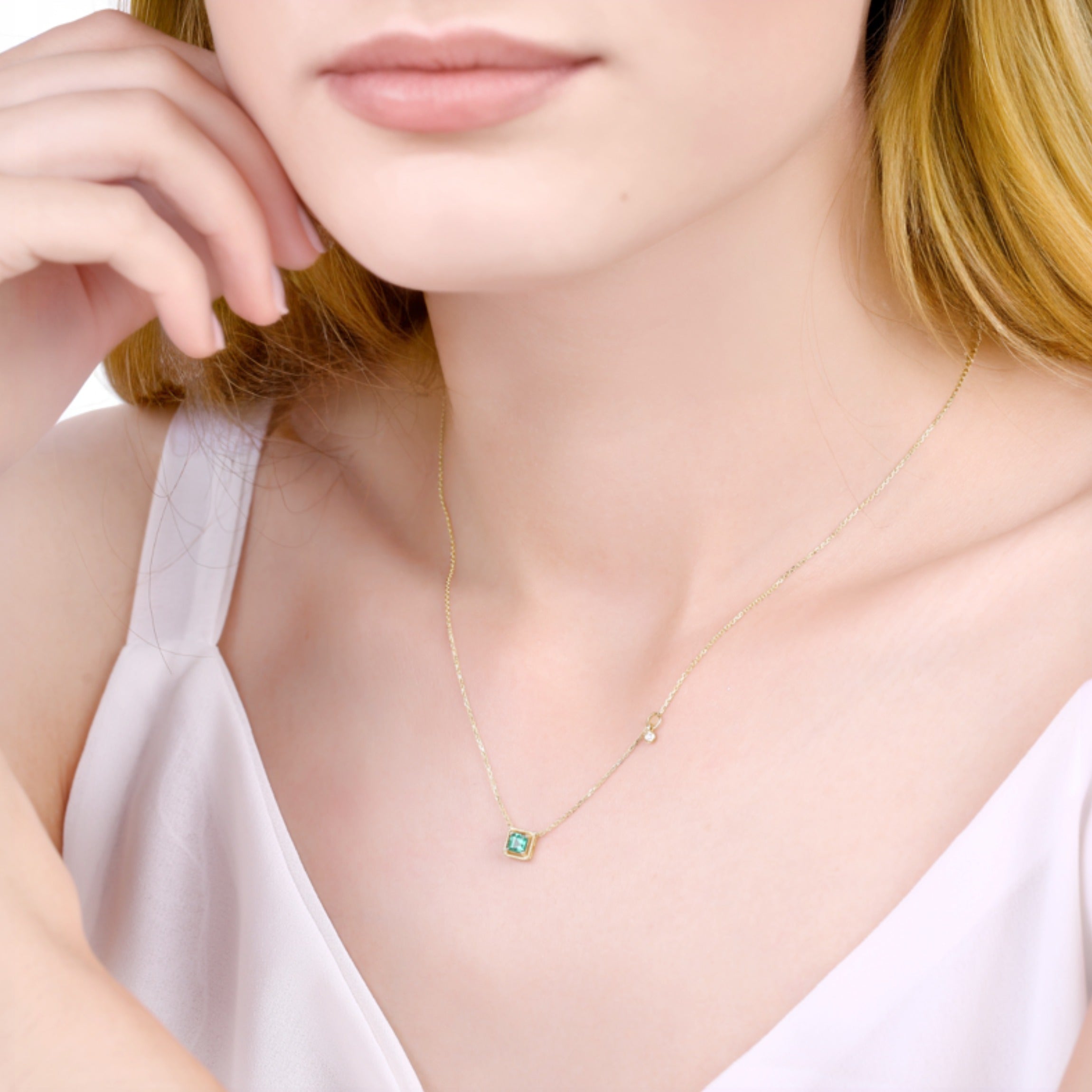 Charismatic Gold Emerald Pendant Necklace - JESCOJES